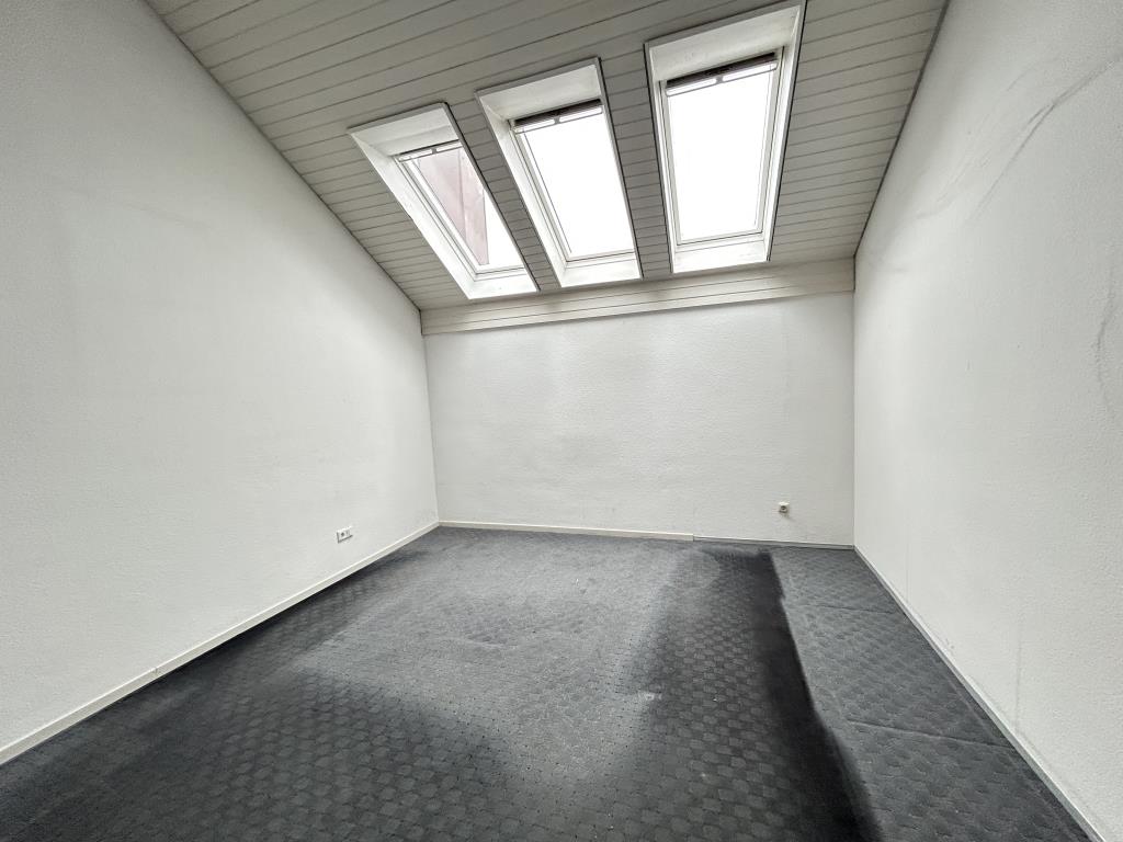 Moderne 3-Zimmer-Dachgeschosswohnung mit Balkon - Photo 5