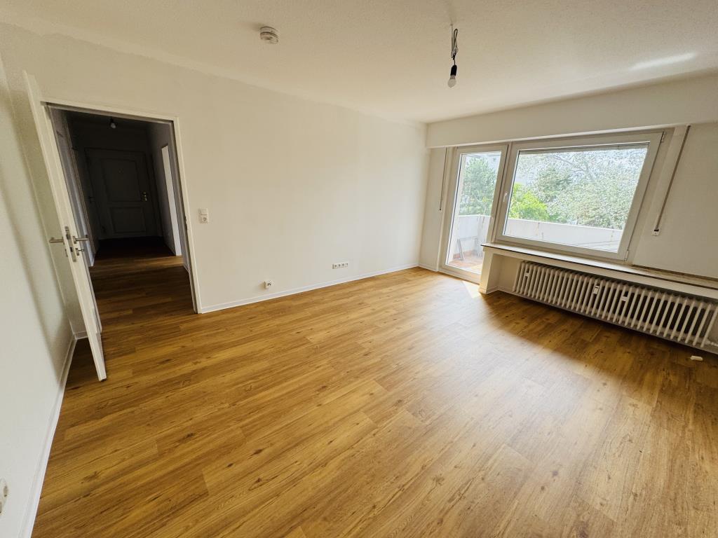 Über den Dächern zuhause: Modernisierte Wohnung mit Balkon im 5. Obergeschoss - Photo 1
